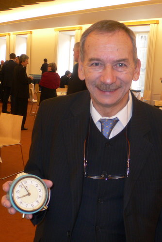 Senátor Kubera přinesl předsedovi Vlčkovi budík, který ukazuje za pár minut 9:00